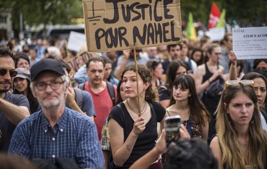 Une pancarte en hommage à Nahel au milieu de la manifestation des Soulèvements de la Terre, à Paris.