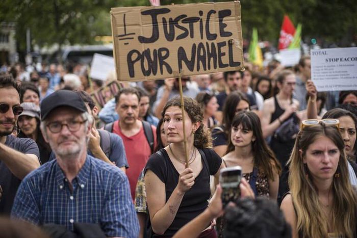 Une pancarte en hommage à Nahel au milieu de la manifestation des Soulèvements de la Terre, à Paris.