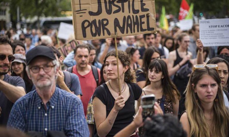Une pancarte en hommage à Nahel au milieu de la manifestation des Soulèvements de la Terre, à Paris.