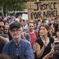 Une pancarte en hommage à Nahel au milieu de la manifestation des Soulèvements de la Terre, à Paris.