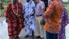 Les chefs traditionnels de Lahou et Kanga Nianzè et l'ambassadeur de France en Côte d'Ivoire
