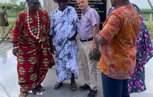 Les chefs traditionnels de Lahou et Kanga Nianzè et l'ambassadeur de France en Côte d'Ivoire