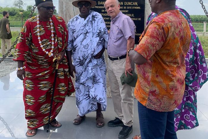 Les chefs traditionnels de Lahou et Kanga Nianzè et l'ambassadeur de France en Côte d'Ivoire