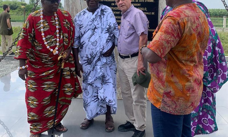 Les chefs traditionnels de Lahou et Kanga Nianzè et l'ambassadeur de France en Côte d'Ivoire