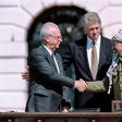 Le-président-américain-Bill-Clinton-entre-le-chef-de-l’OLP-Yasser-Arafat-et-le-Premier-ministre-isra