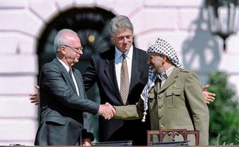 Le-président-américain-Bill-Clinton-entre-le-chef-de-l’OLP-Yasser-Arafat-et-le-Premier-ministre-isra