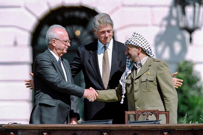 Le-président-américain-Bill-Clinton-entre-le-chef-de-l’OLP-Yasser-Arafat-et-le-Premier-ministre-isra