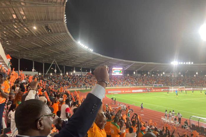 Supporters ivoiriens au stade pour un match de football