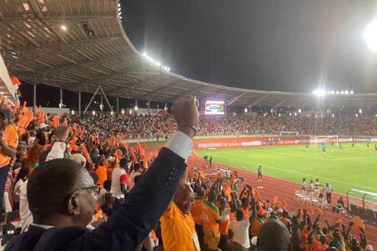 Supporters ivoiriens au stade pour un match de football