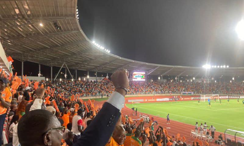 Supporters ivoiriens au stade pour un match de football