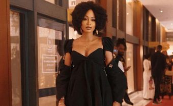 Sery Dorcas dans sa robe noire