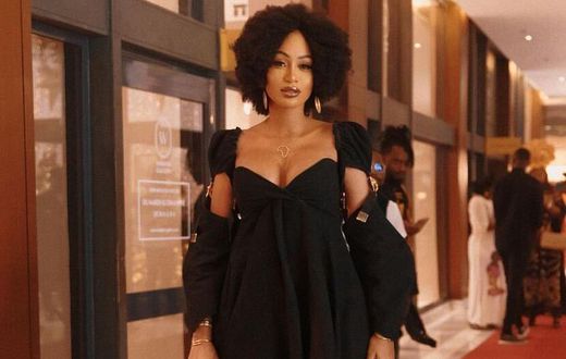 Sery Dorcas dans sa robe noire