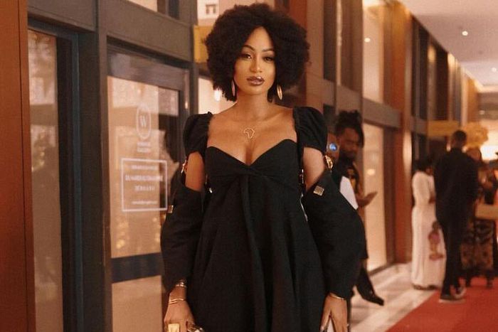 Sery Dorcas dans sa robe noire