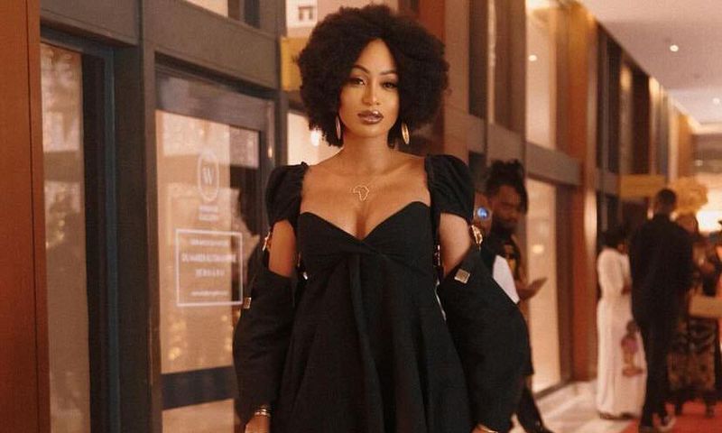 Sery Dorcas dans sa robe noire