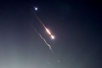 Des objets sont visibles dans le ciel au-dessus de Jérusalem après que l'Iran a lancé des drones et des missiles en direction d'Israël, à Jérusalem le 14 avril 2024/Ronen Zvulun via Reuters