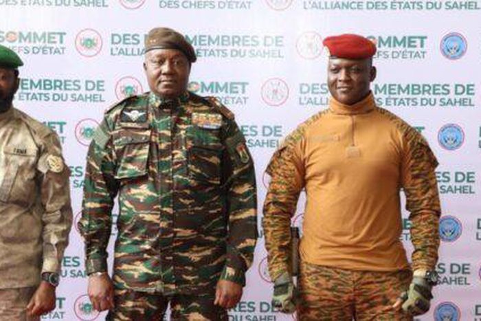 Le général Tiani, le colonel Goïta et le capitaine Traoré de l'AES