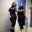 Femme-provenance-guyane-emmenee-aeroport-orly-verifier-porte-drogue