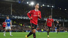 Cristiano Ronaldo gave Manchester United a 2-1 lead in the first half with his 700th club goal of his career