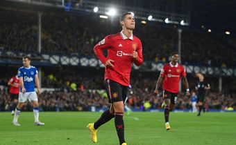 Cristiano Ronaldo gave Manchester United a 2-1 lead in the first half with his 700th club goal of his career