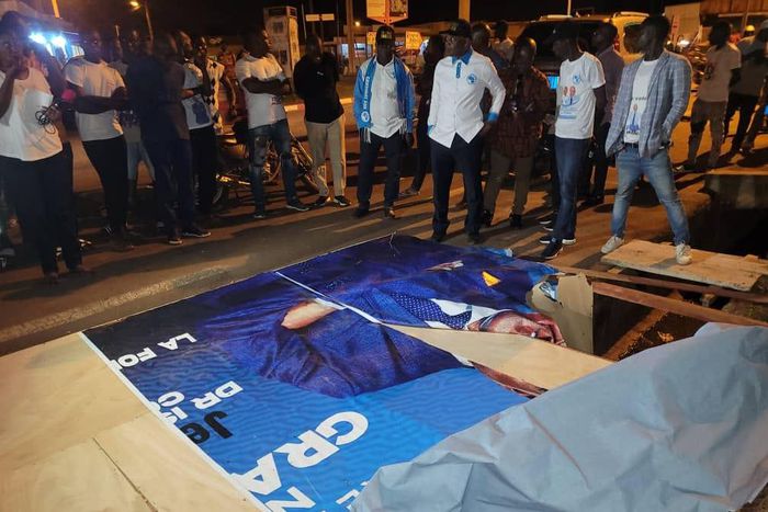 Les affiches vandalisées d' Issa Malick Coulibaly