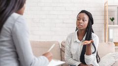 Une personne parlant à une thérapeute