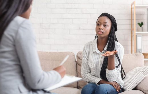 Une personne parlant à une thérapeute