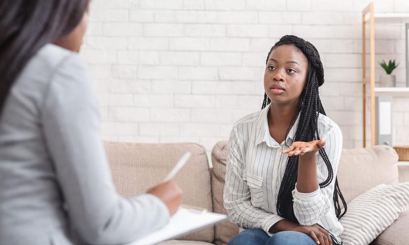 Une personne parlant à une thérapeute
