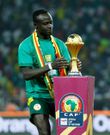 Sadio Mané touchant le trophée de la CAN après la finale contre l'Egypte