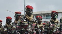 Des soldats ivoiriens lors d'une parade pour l'indépendance de la Côte d'Ivoire (SIA KAMBOU / AFP)