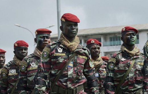 Des soldats ivoiriens lors d'une parade pour l'indépendance de la Côte d'Ivoire (SIA KAMBOU / AFP)