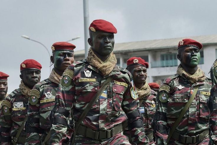 Des soldats ivoiriens lors d'une parade pour l'indépendance de la Côte d'Ivoire (SIA KAMBOU / AFP)