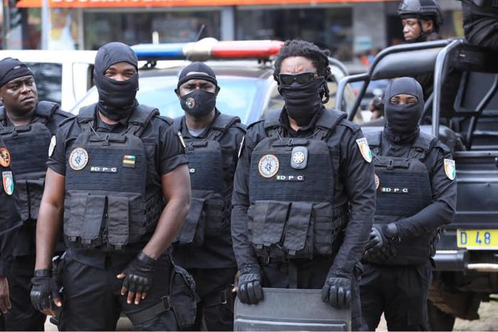 Les forces de l'ordre de l'opération Épervier 8