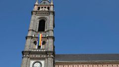 Drapeau LGBT accroché à une Eglise