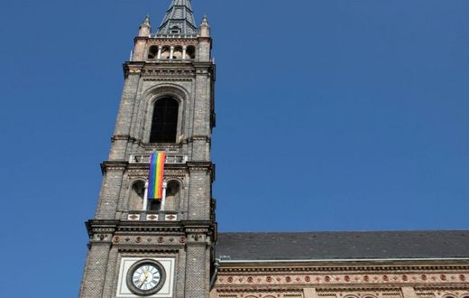 Drapeau LGBT accroché à une Eglise
