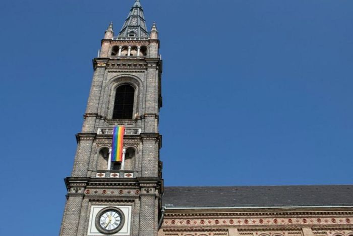 Drapeau LGBT accroché à une Eglise