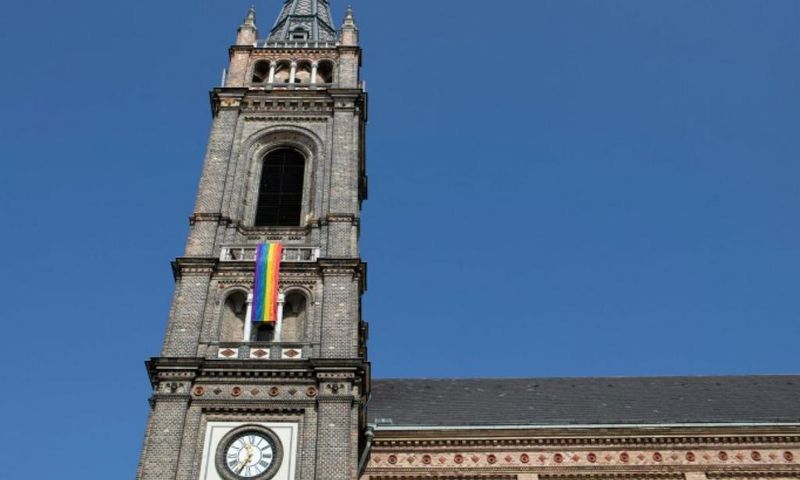 Drapeau LGBT accroché à une Eglise