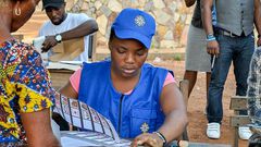 Une femme votant aux élections de 2016 au Ghana