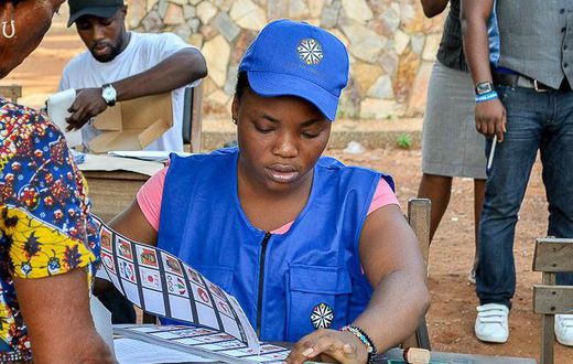 Une femme votant aux élections de 2016 au Ghana