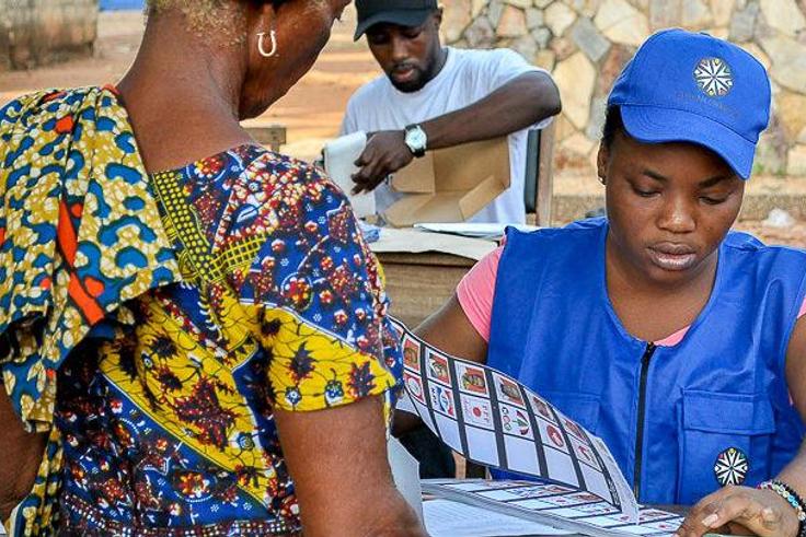 Une femme votant aux élections de 2016 au Ghana