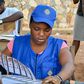 Une femme votant aux élections de 2016 au Ghana