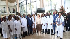 Le collectif de Dr ayant participé à la première opération de séparation de siamoises en Côte d’Ivoire et la Première Dame
