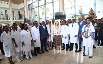 Le collectif de Dr ayant participé à la première opération de séparation de siamoises en Côte d’Ivoire et la Première Dame
