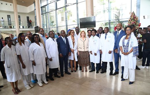 Le collectif de Dr ayant participé à la première opération de séparation de siamoises en Côte d’Ivoire et la Première Dame