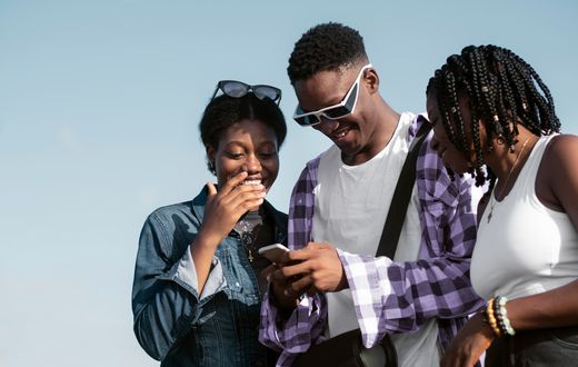L’Humour, ADN de l’ivoirien : quand rire devient un art de vivre