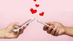 Couples à distance : 5 idées pour une Saint-Valentin inoubliable malgré les kilomètres/solidcolours / iStock