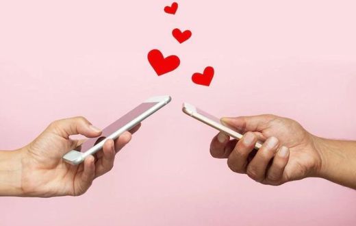 Couples à distance : 5 idées pour une Saint-Valentin inoubliable malgré les kilomètres/solidcolours / iStock