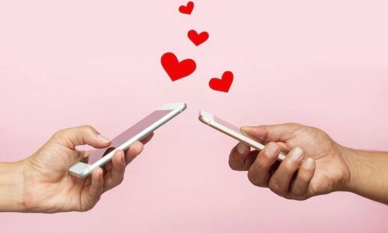 Couples à distance : 5 idées pour une Saint-Valentin inoubliable malgré les kilomètres/solidcolours / iStock