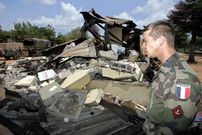 Un soldat français le 10 novembre 2004 devant le camp Descartes de Bouaké, bombardé quatre jours plus tôt par un chasseur de l'armée ivoirienne/AFP/Archives Philippe DESMAZES