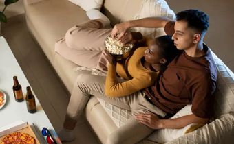 Top 5 des films romantiques à voir absolument pour une saint-valentin réussi/Freepik