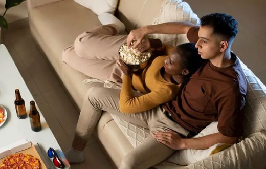 Top 5 des films romantiques à voir absolument pour une saint-valentin réussi/Freepik